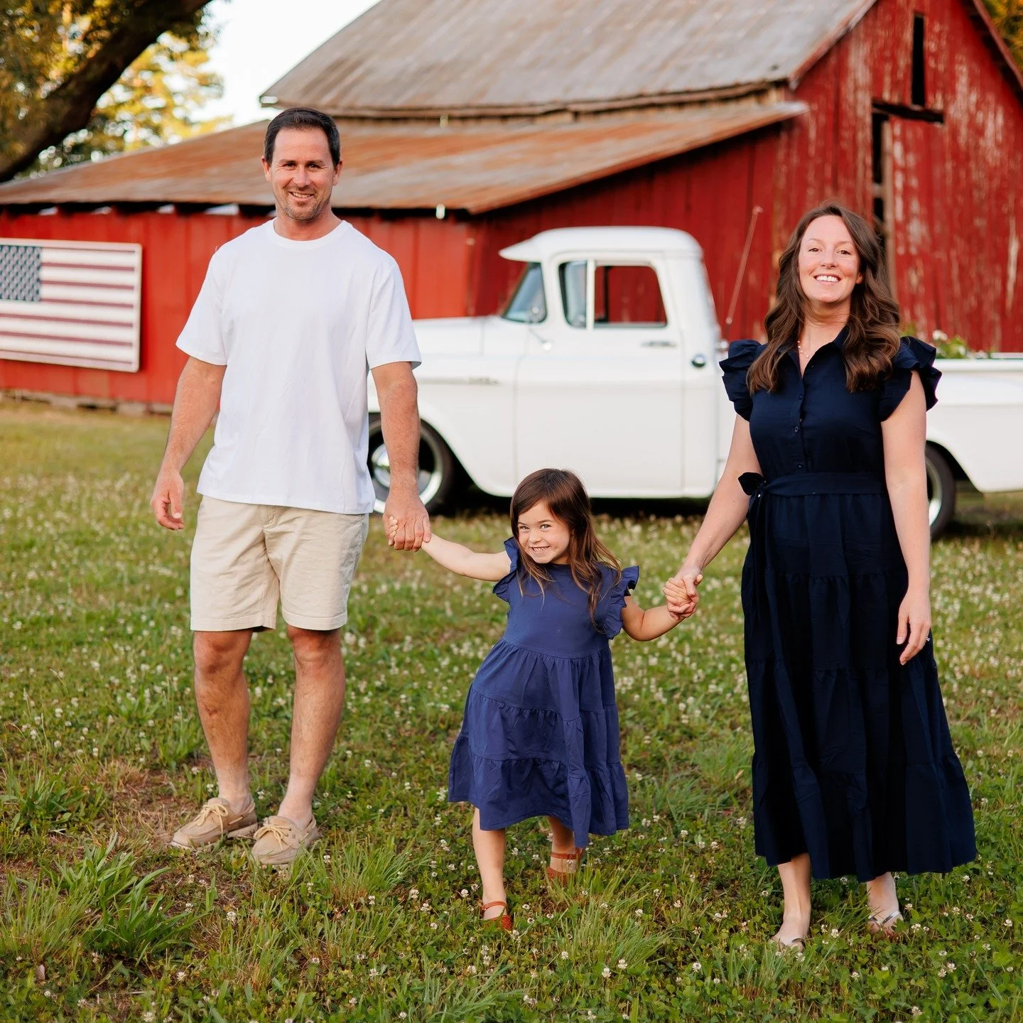 Excited to team up with our Pal Eva at the Cozy curator to create An Americana summer mini session, part of our Hydrangea portrait series. 

When coastal countryside charm meets classic Americana in Chesapeake Virginia. Nestled among red barns and a 