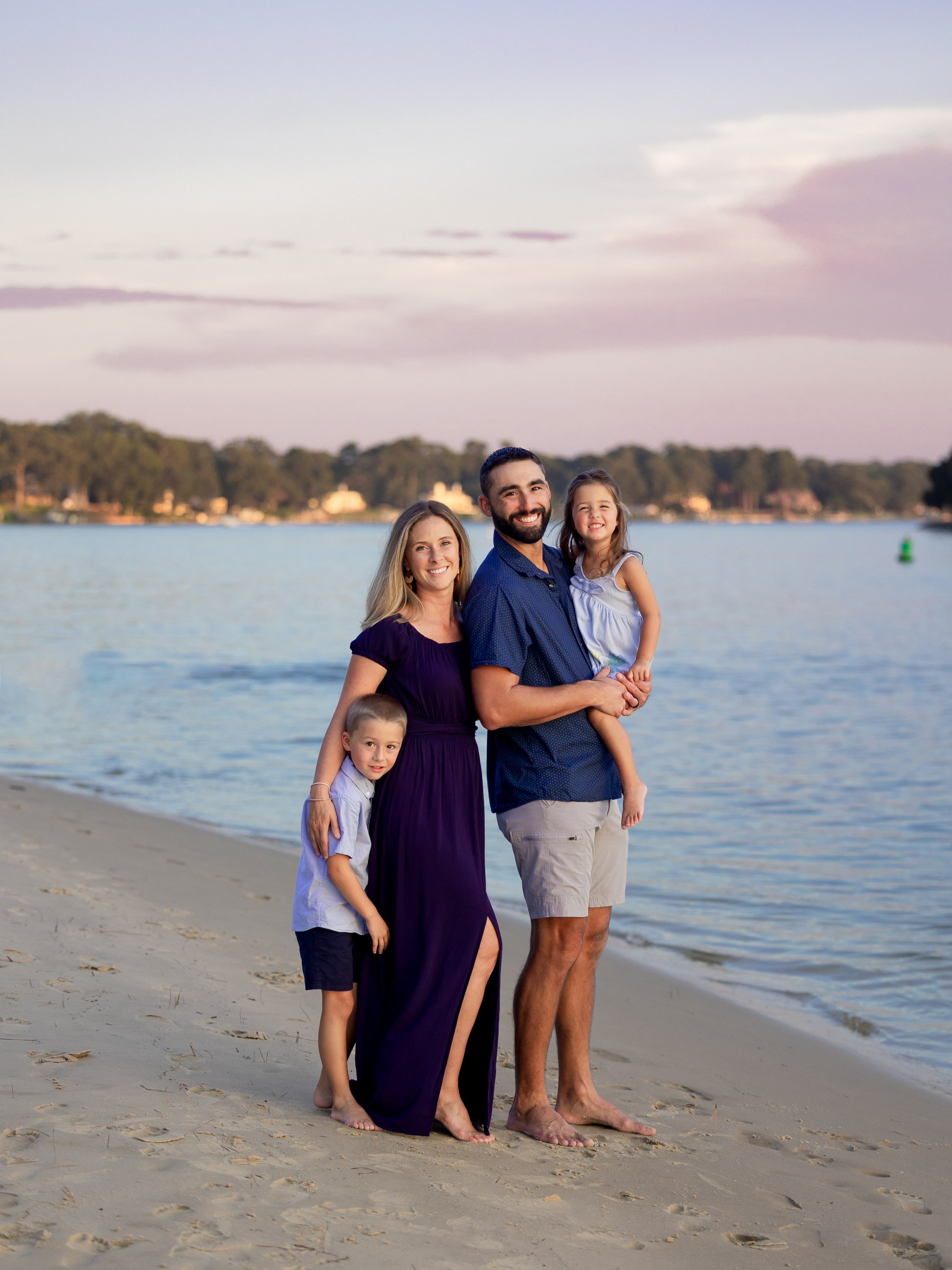 The Irvin Family 🤍

I think this might be my favorite time of the year for beach photos. Cooler weather, less crowds, and the prettiest light. 

#skylarwayttphotography #familyphotos #757photographer
