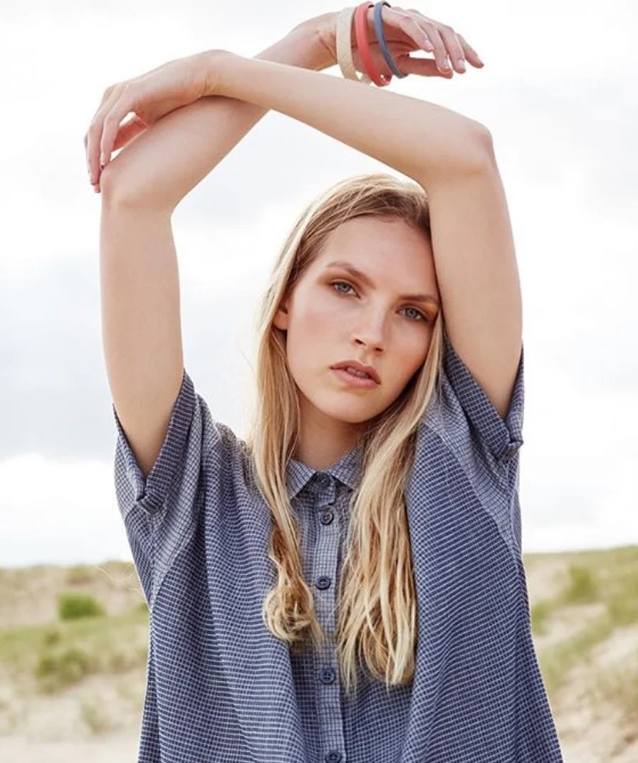 SIDELINE..MODEL EVELIINA