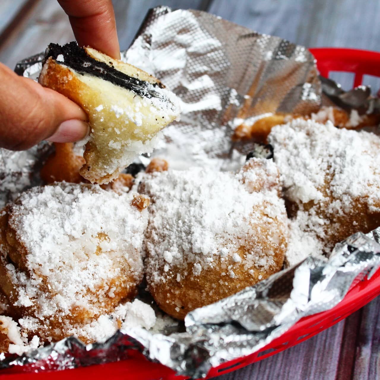 It may be gloomy outside but these Fried Oreos have brightened my day🤤🙌🏿. 

We're back to our Fair Food round up and next up on the list are these fried oreos from @southside_steaks_cakes . Click the link in my profile for the full review to see w