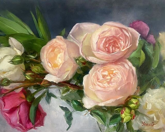 Another oil painting of garden roses from @gracerosefarm. This one measures 8*10in and available for sale. Send me dm if interested.