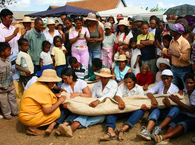 famadihana-dancing-with-the-dead-madagascar-photo-by-distrait-1979.jpg