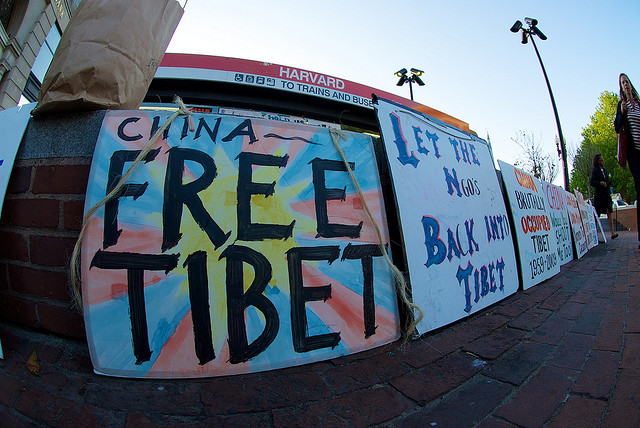 free-tibet-signs-litter-harvard-square-cambridge-mass-photo-by-evan-finn.jpg