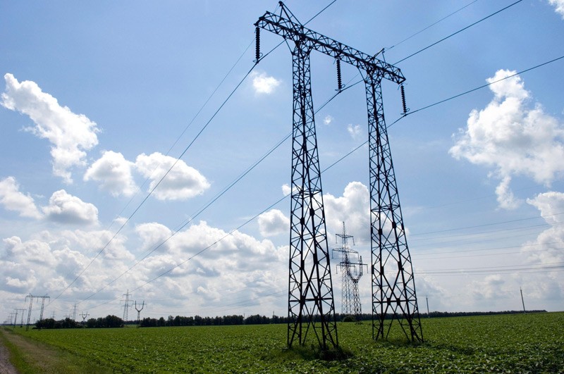 electricity-transmission-photo-courtesy-of-wikimedia-commons.jpg