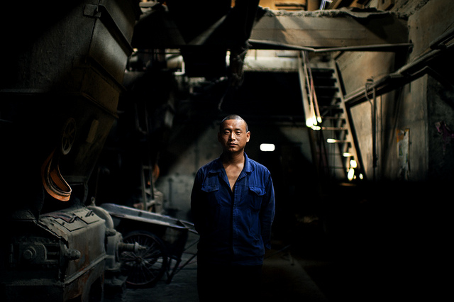 chinese-worker-in-an-old-factory-in-beijing-china-2011-photo-by-raphael-olivier.jpg