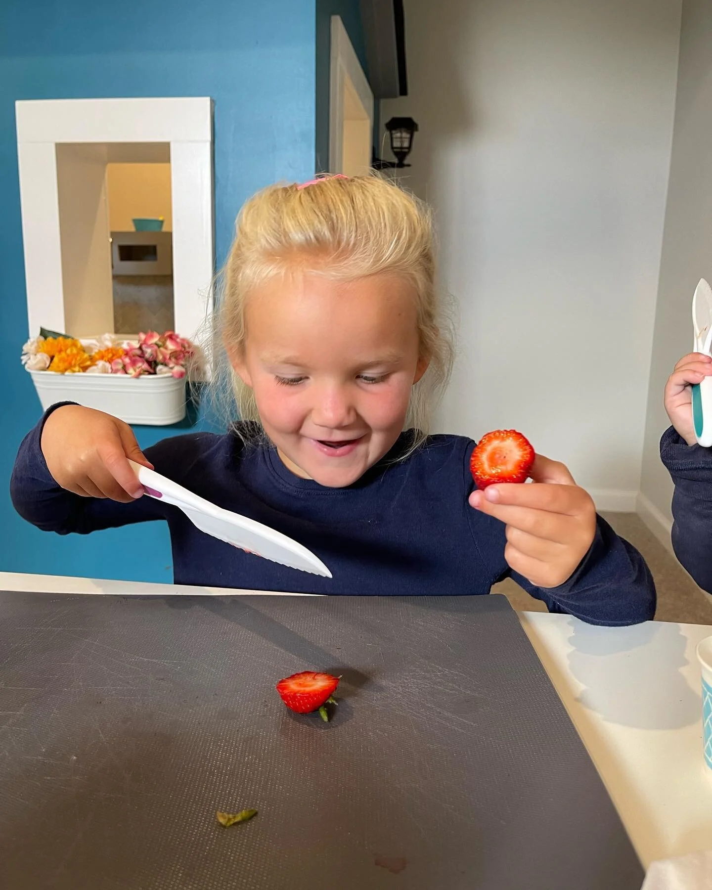 &ldquo;I can chop my own food for a snack!&rdquo;

Using kid safe knives and supervision, everyone got the opportunity to cut up apples and strawberries to eat today. To say that they loved it would be an understatement!! 

#learningnewskills #trynew