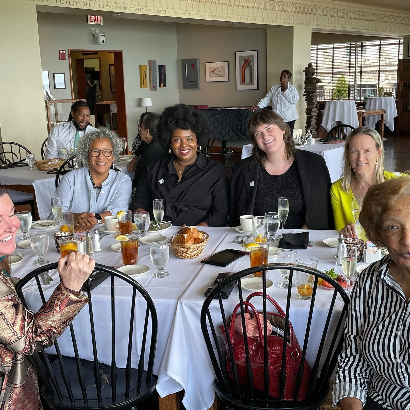 A slight #tbt to last weeks luncheon @cliffdwellerschicago with @pigmentintl and @arviesmithartist 🎊 This was a wonderful way to gear up for #blackfineartmonth and I can&rsquo;t wait for our salon talk this Sunday, 10/02!

I&rsquo;ll be in conversat
