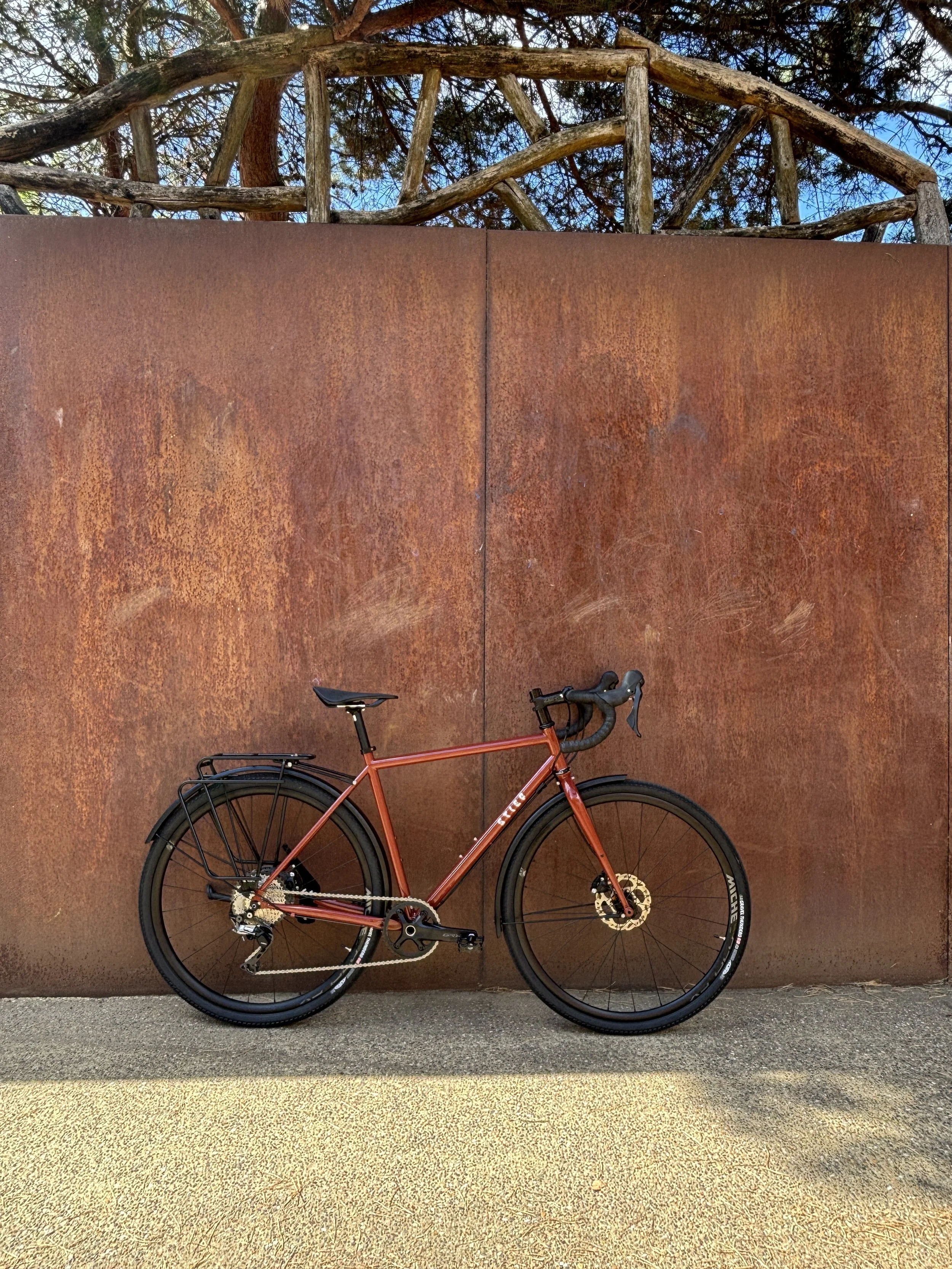 RAL 3009 - Oxyderood - Stiep Gravelbike - Spatborden en rek