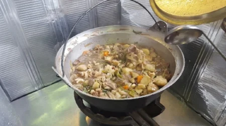 こちらは猪肉とじゃがいもの煮込みです。