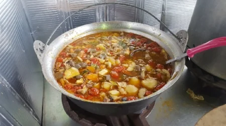こちらはじゃがいもとトマトと猪肉の煮込みです。食べたかったのですが、あまり何杯もおかわりするのは気が引けて、こちらは食べませんでした。でも本当は食べたかった(泣)
