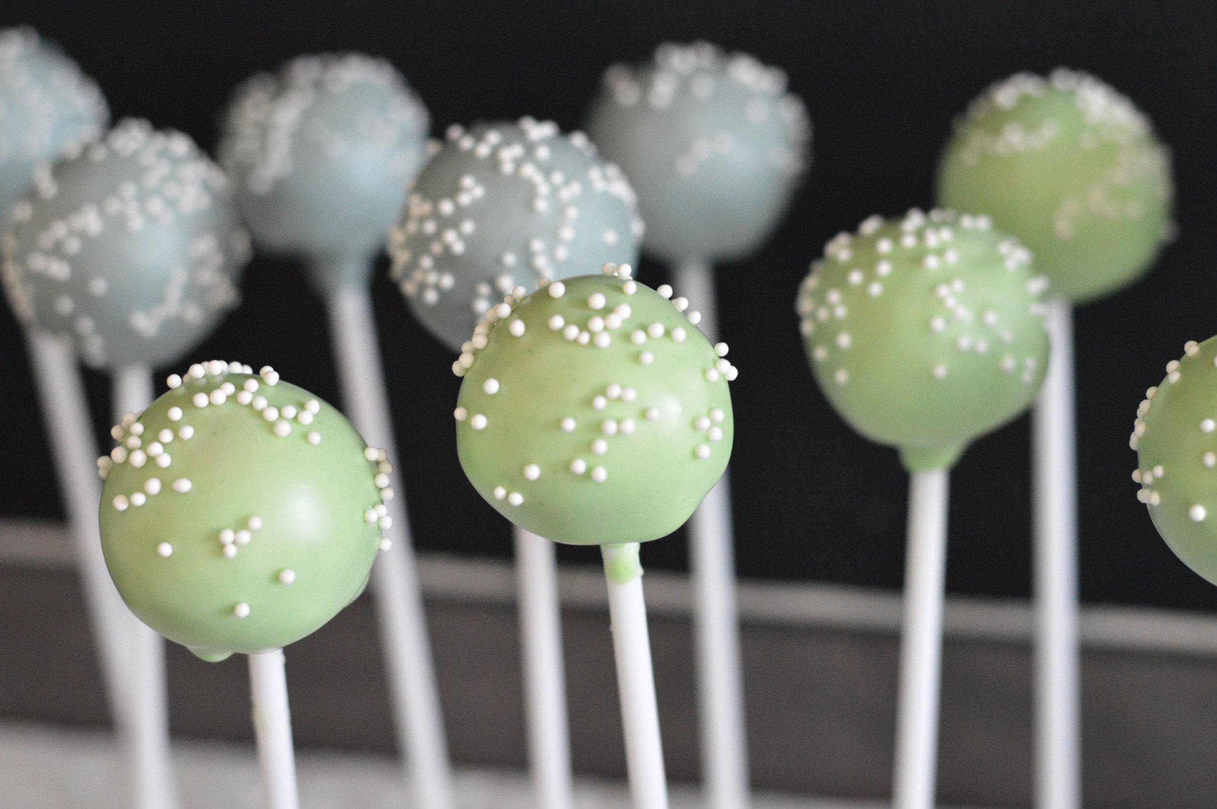 £1.95* each Cake pops are delicious balls of cake rolled into sweet vanilla buttercream to create a truffle like treat. Dipped into white chocolate and sprinkled with pearl candy, you can’t say no to these. * price dependent on design