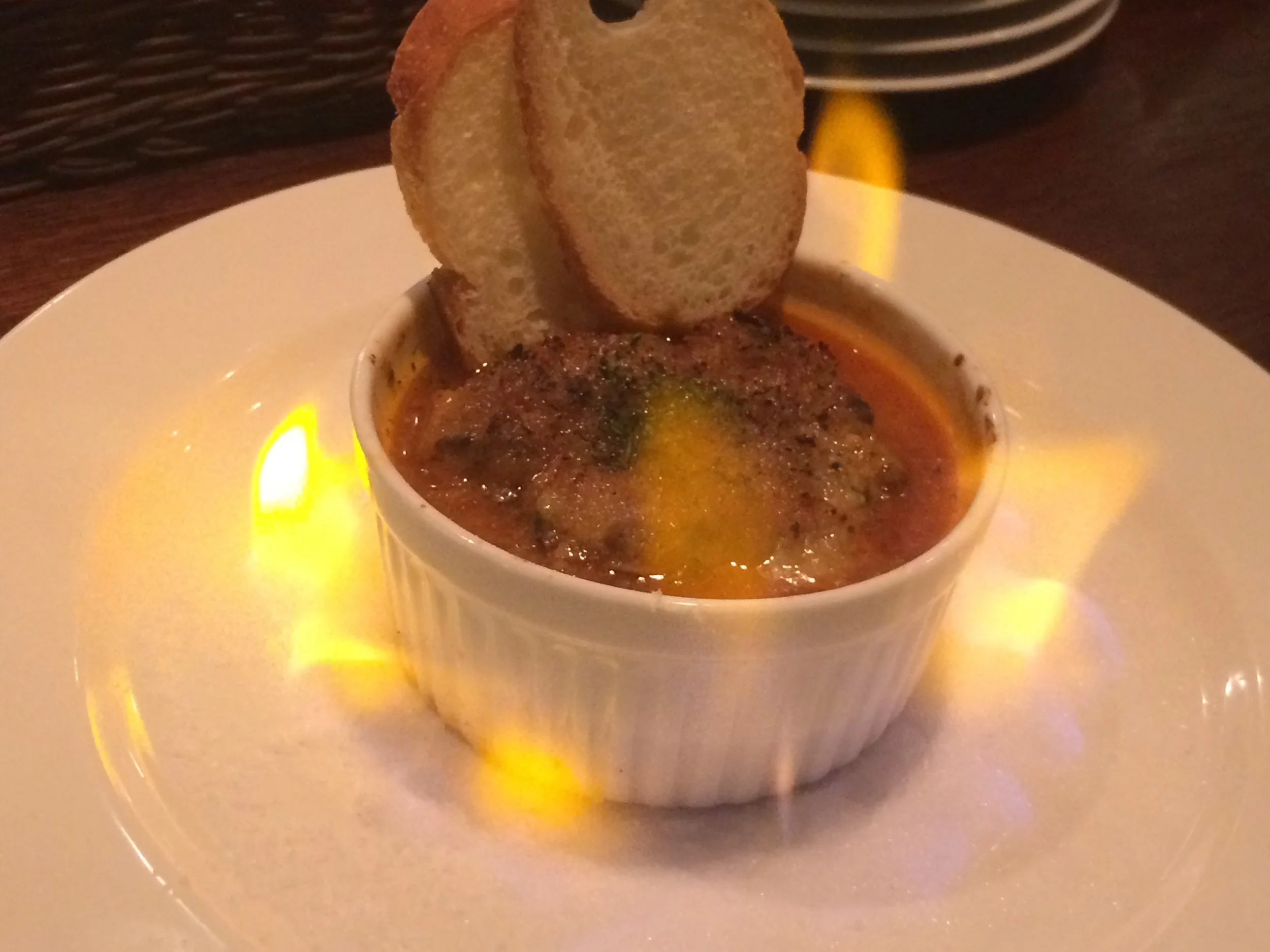 本日のおすすめ 牡蠣とラタトゥイユのガーリックバター焼き 大ぶりの牡蠣を二つラタトゥイユの上にのせ、ガーリックバターのソースでオーブン焼きにした大人気の一品。炎の中で暫く焼いてからお召し上がりいただきます。