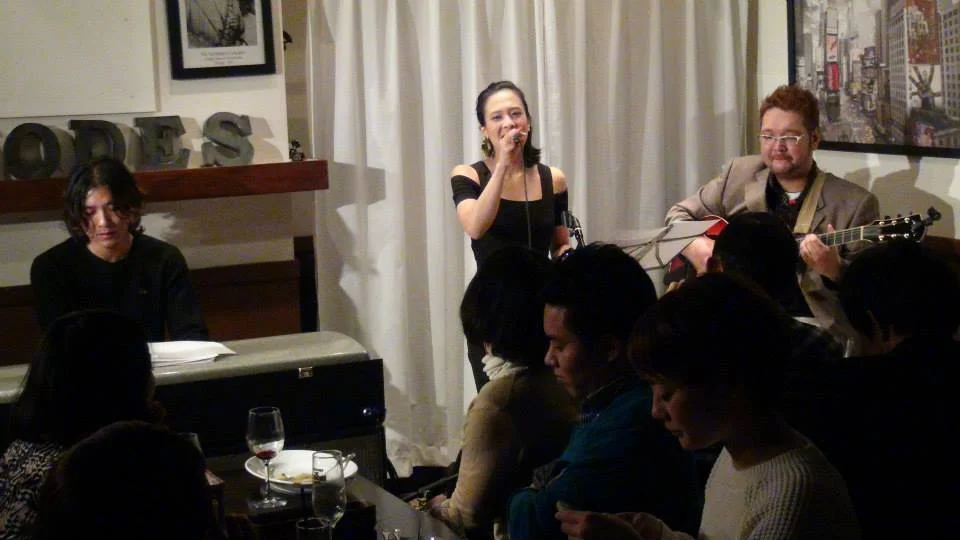 Aki Sawazaki sings with Rhodes & Guitar