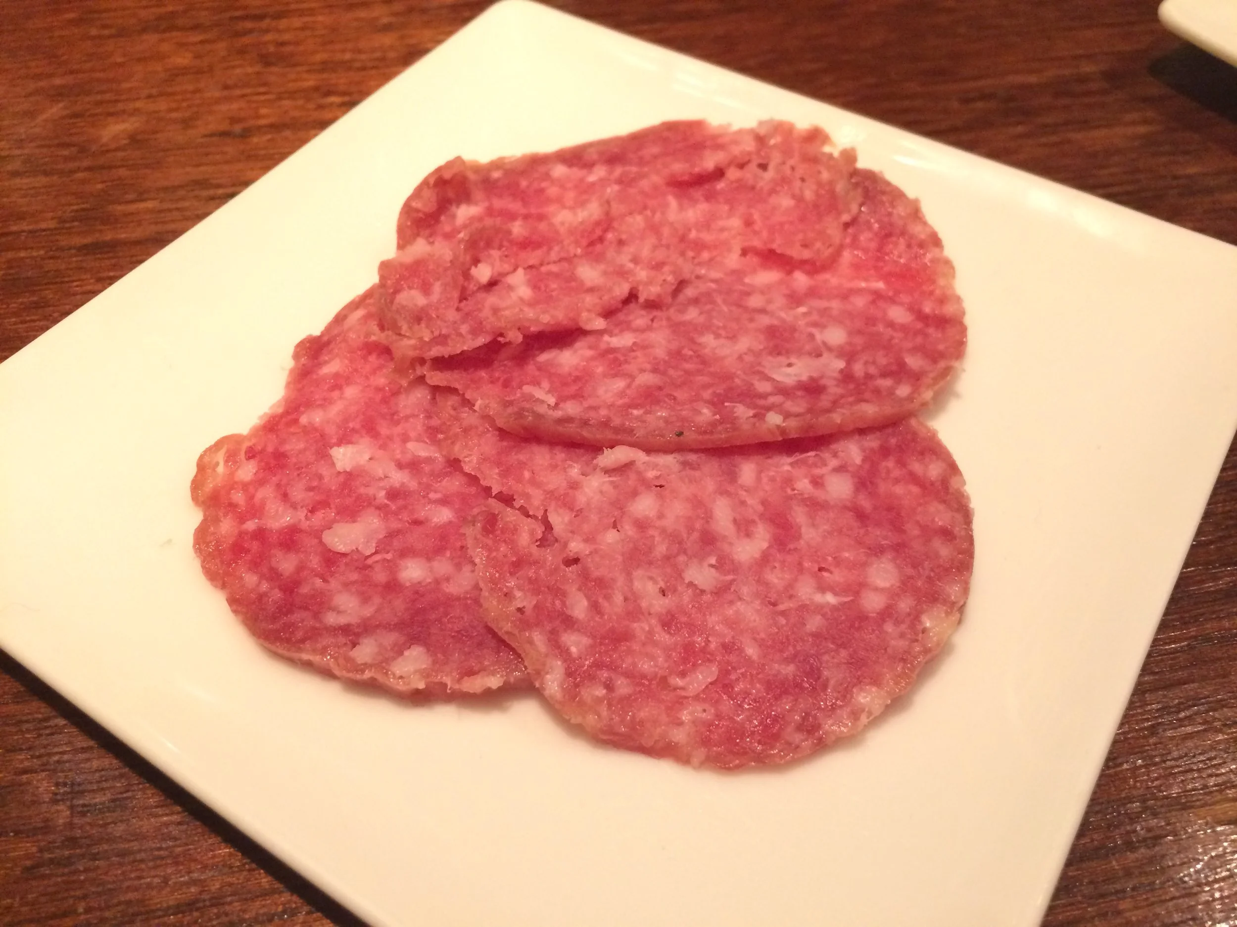 本物のイタリア産サラミ!!! ☆モントルシのミラノサラミ 500円(税別) (通常価格 サラミとプロシュート盛りで1200円) 本場イタリア、モントルシ社のミラノサラミ! ジュージーなこのサラミを食べたら他のものは食べられません!!