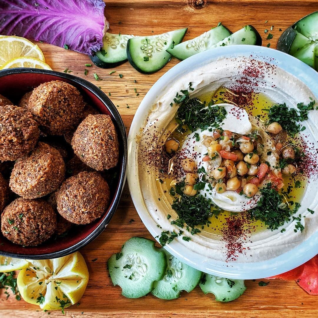Our creamy mouth watering hummus is looking pretty  next our crunchy falafels. #semsem #mediterranean #mediterraneanfood #hummus #falafel #instafood #food #foodie #foodies #tinleypark #chicagoridgemall #chitown