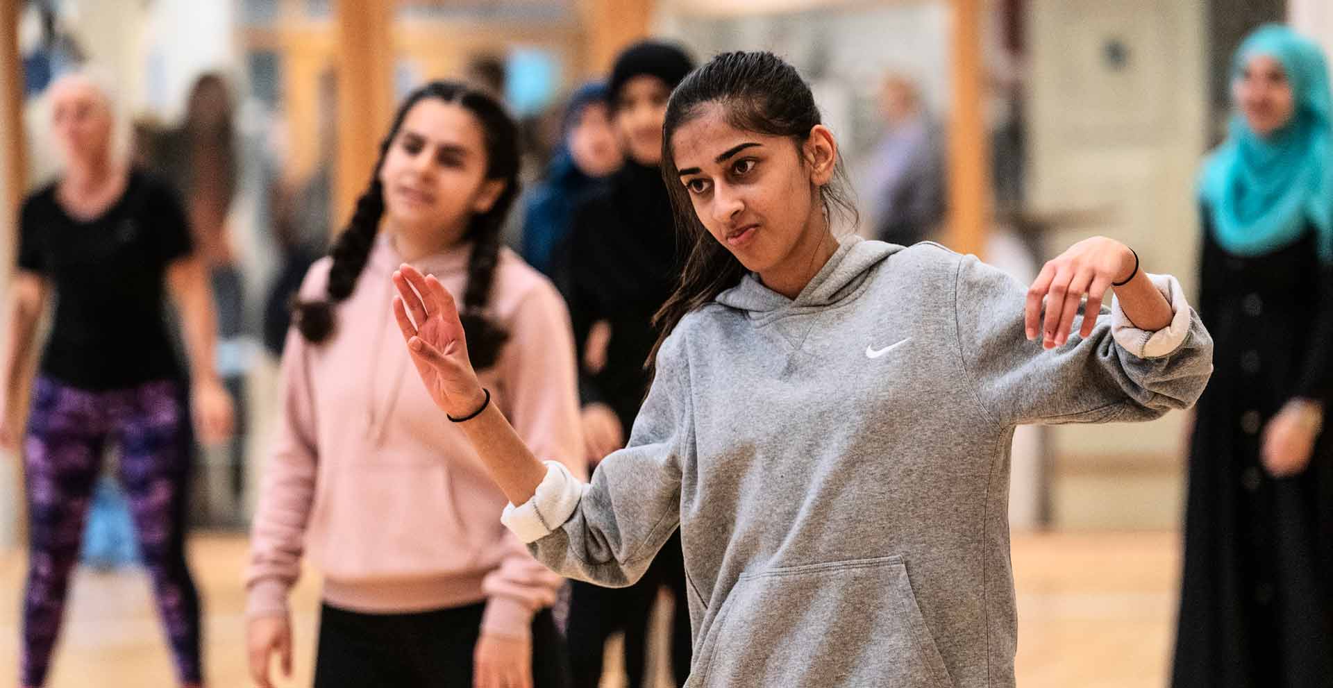  Udskolingseleverne fra alle skoler i Ishøj Kommune havde fælles Skolernes Motionsdag. Mere end 800 elever fik sig en på opleveren med en dag, hvor de prøvede kræfter med alt fra dans og friluftsliv til basket og volley. 