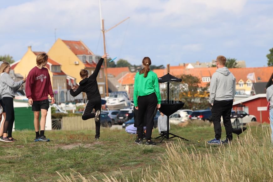   1.100 elever til atletikstævne i Aarhus, 150 til volley i Ringe og 250 til O-løb i Skive på selve dagen den 28. september. Og i ugerne forinden havde de tyvstartet i Gilleleje, Rønne og Frederikshavn, hvor der var henholdsvis vandfestival, atletiks