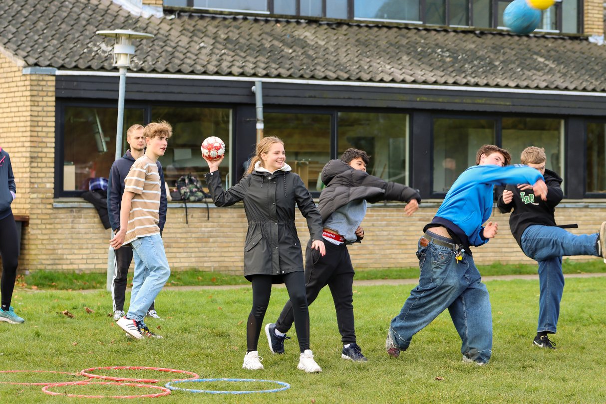   Et af de steder, hvor eleverne gav den gas med sjove trivselsfremmende aktiviteter, var på Trongårdsskolen i Lyngby – bl.a. med fælles opvarmningsdans med alle skolens 660 elever og instruktion fra taget.  