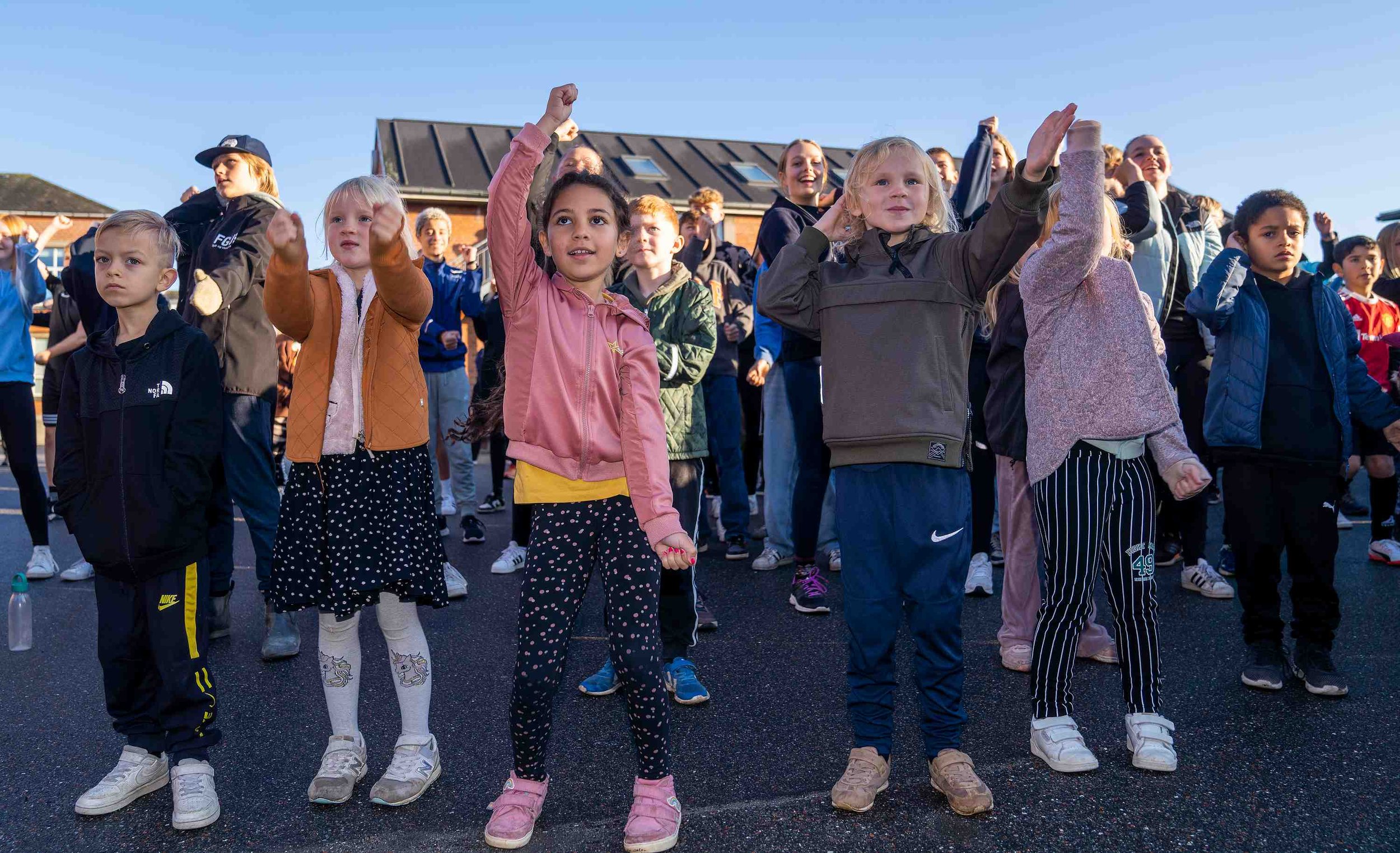   Årets åbningsevent for Skolernes Motionsdag fandt sted på Birkhovedskolen i Nyborg. Dagen blev skudt i gang med konfettikanoner og opvarmningsdans, og eleverne var herefter igennem fire årtiers motionstendenser, inden en finale med faldskærmsudspri