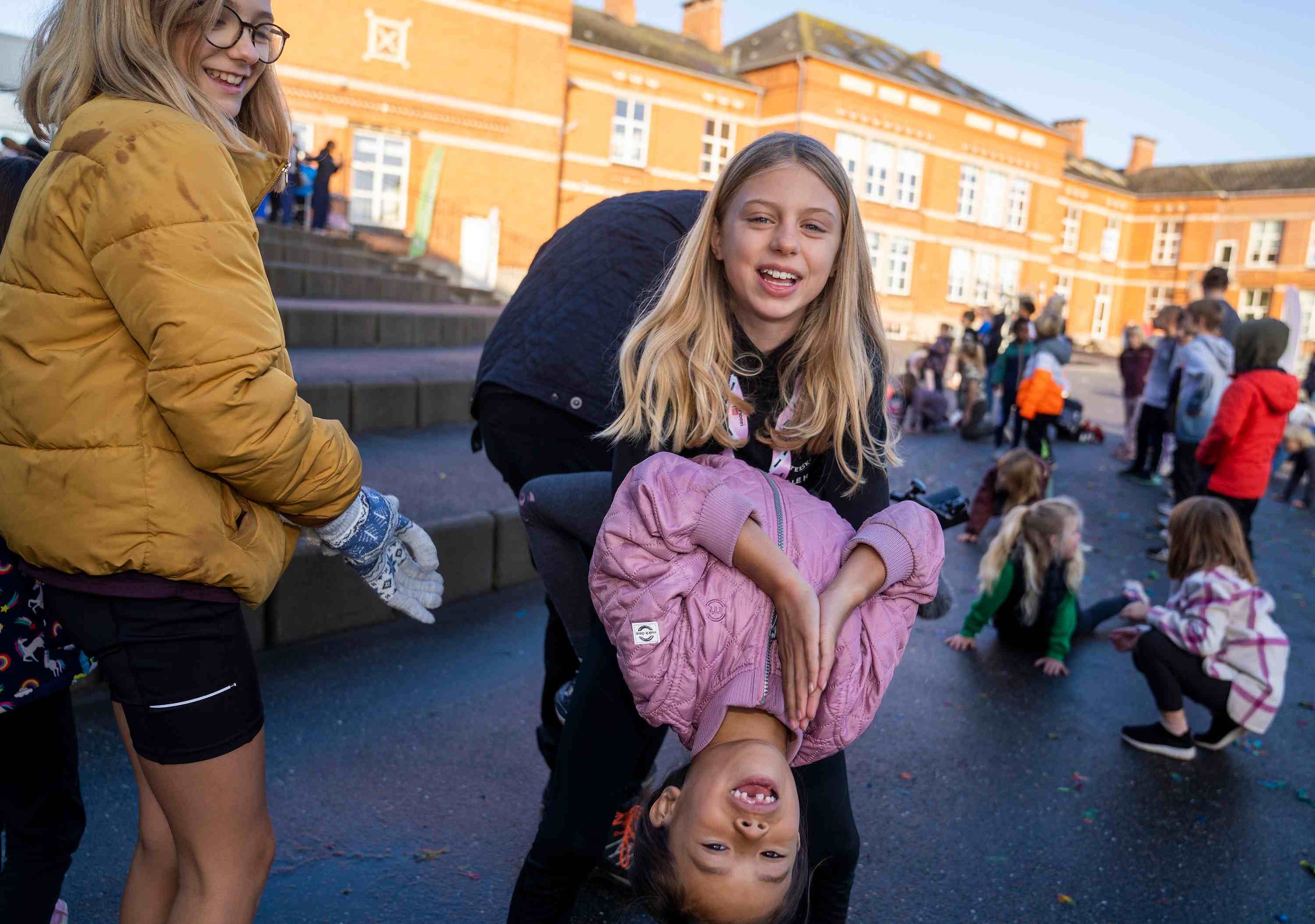   Årets åbningsevent for Skolernes Motionsdag fandt sted på Birkhovedskolen i Nyborg. Dagen blev skudt i gang med konfettikanoner og opvarmningsdans, og eleverne var herefter igennem fire årtiers motionstendenser, inden en finale med faldskærmsudspri