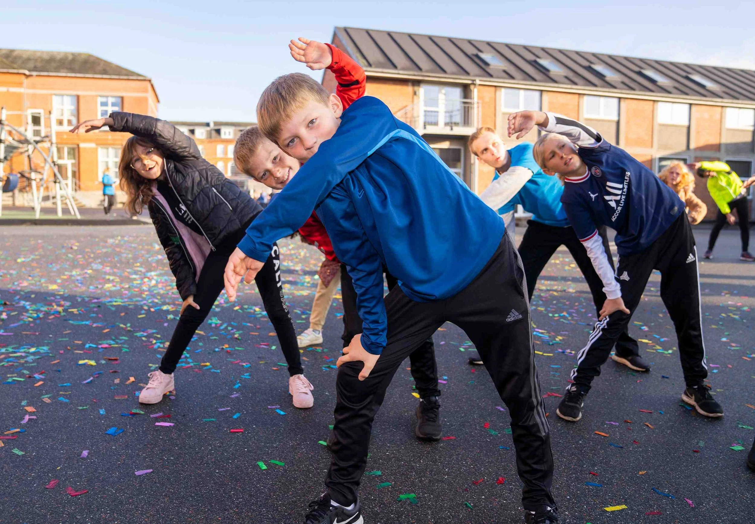   Årets åbningsevent for Skolernes Motionsdag fandt sted på Birkhovedskolen i Nyborg. Dagen blev skudt i gang med konfettikanoner og opvarmningsdans, og eleverne var herefter igennem fire årtiers motionstendenser, inden en finale med faldskærmsudspri