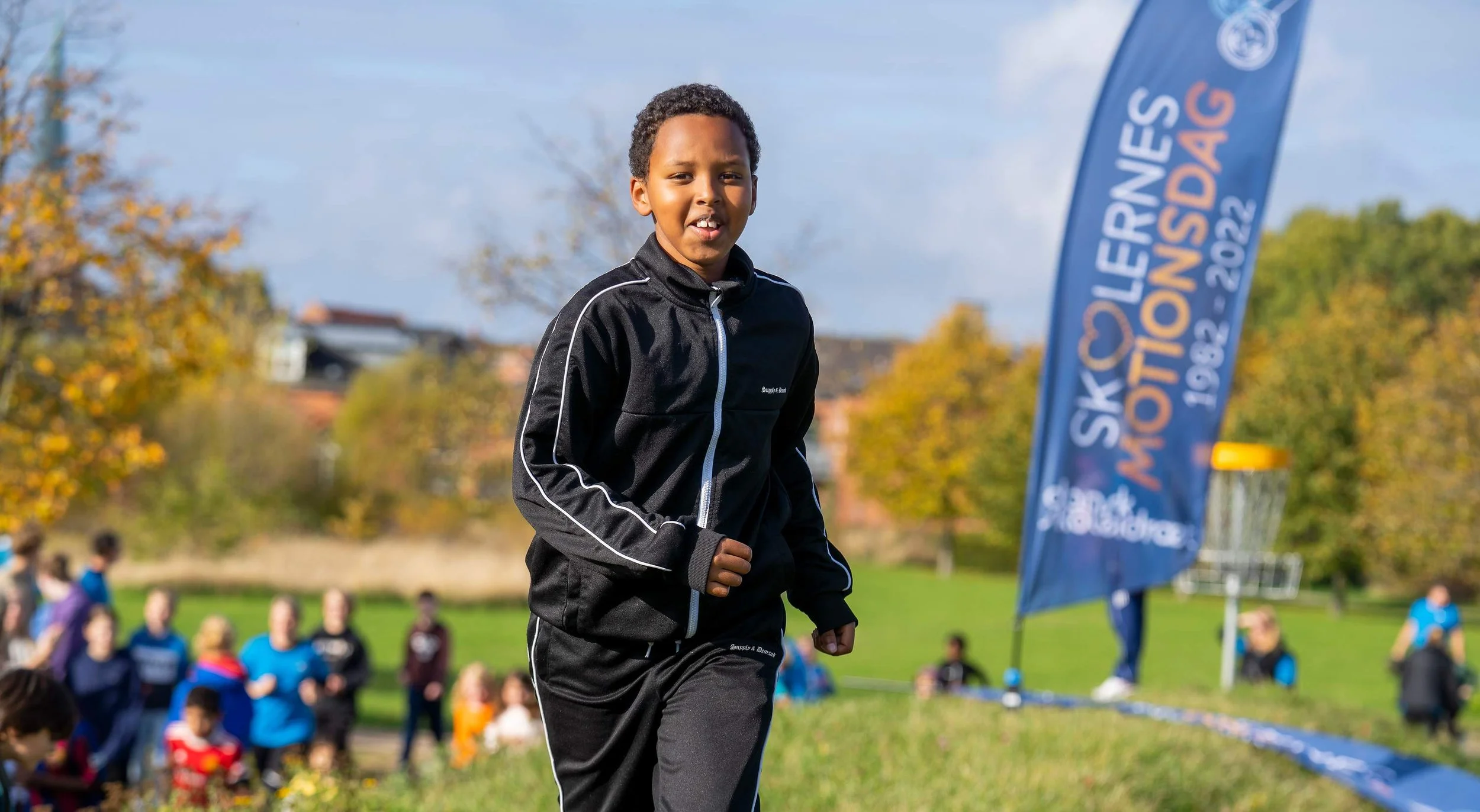   Årets åbningsevent for Skolernes Motionsdag fandt sted på Birkhovedskolen i Nyborg. Dagen blev skudt i gang med konfettikanoner og opvarmningsdans, og eleverne var herefter igennem fire årtiers motionstendenser, inden en finale med faldskærmsudspri