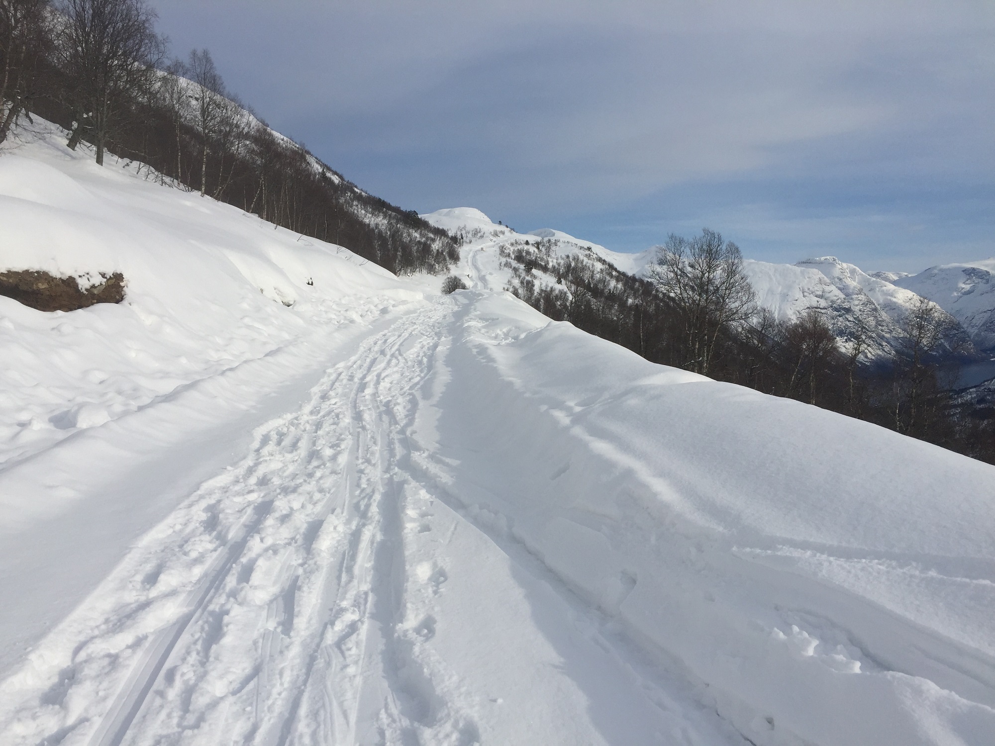 Vegen mot toppen er snart klar. Nokre har testa vegen på ski! 