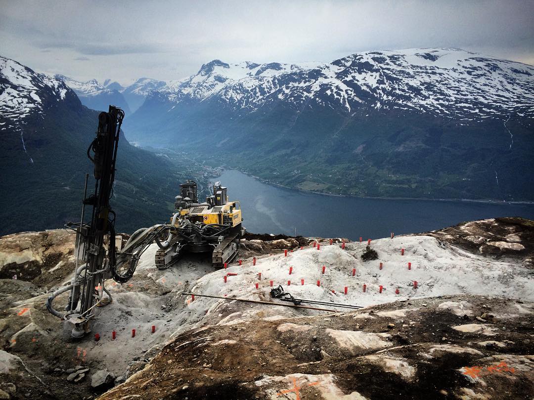 Litt dynamitt må til. Foto: @befringen på Instagram via #hovenloen