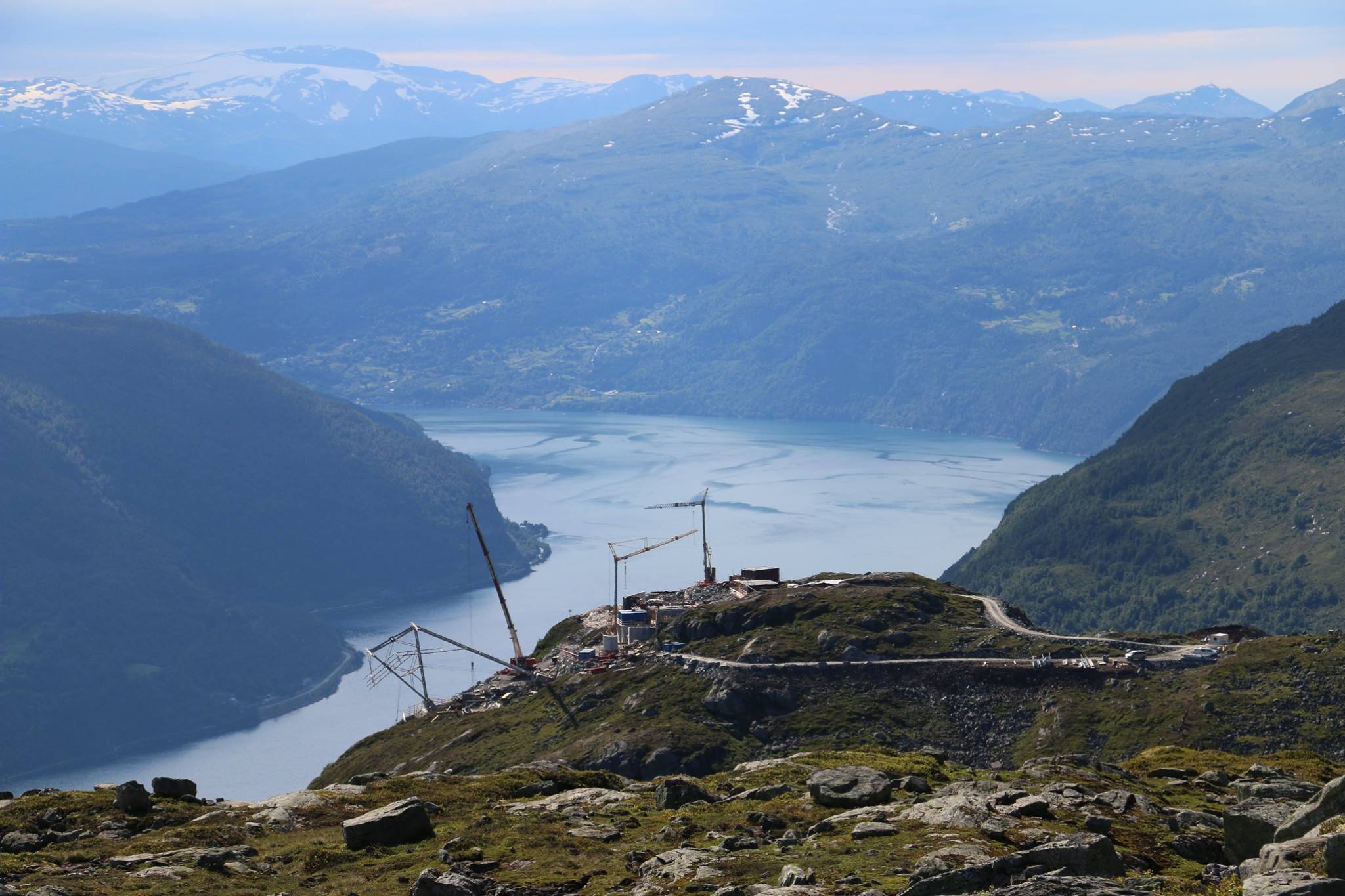 Hoven sett frå Lofjellet.