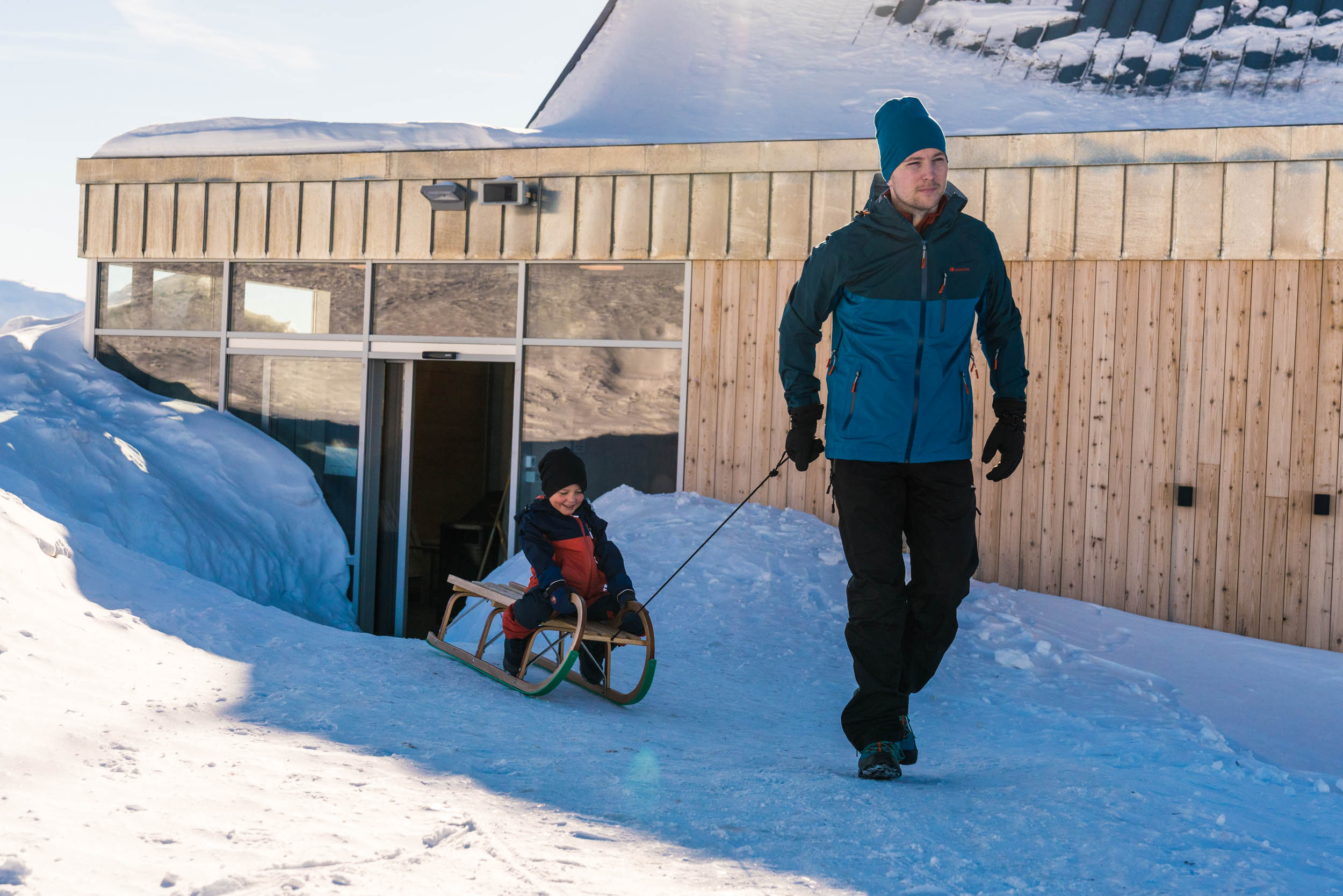  På veg til aking på Hoven. Foto: Bård Basberg/Loen Skylift 