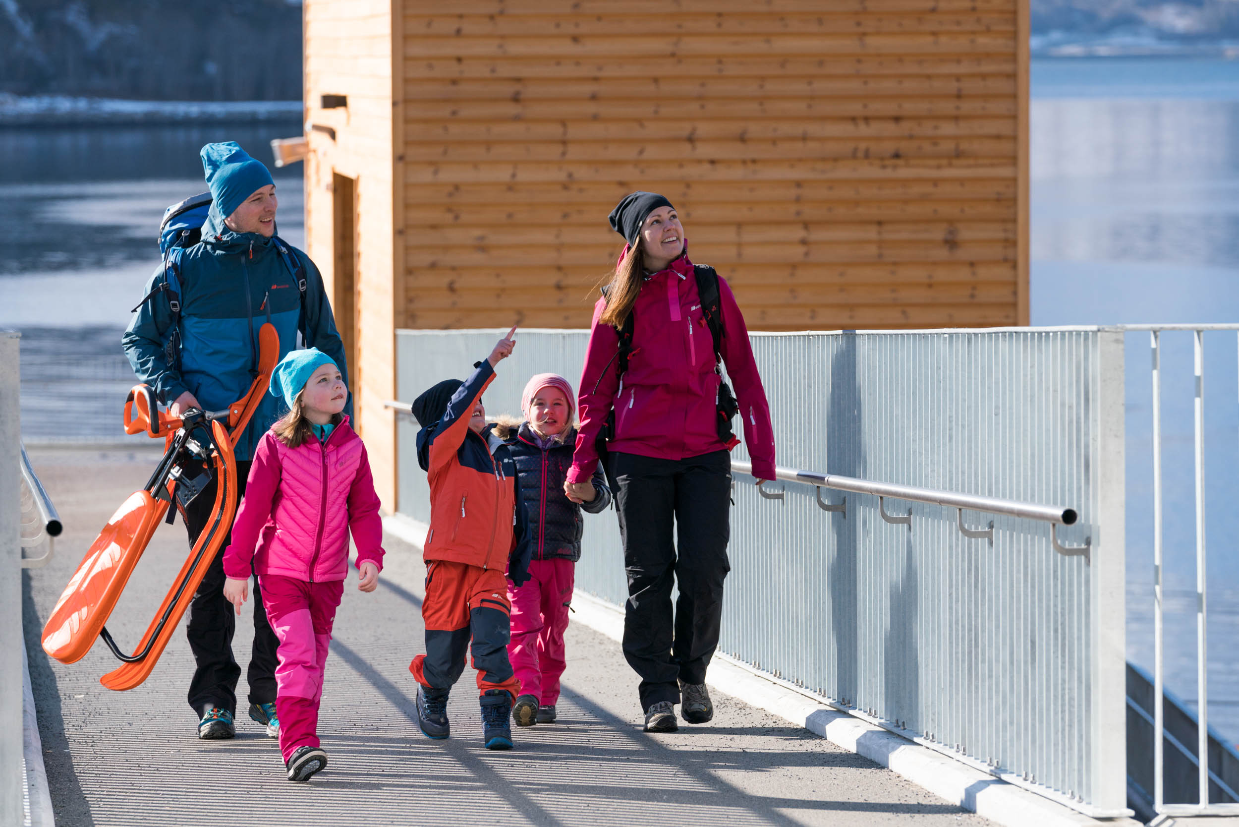  På veg til aking på Hoven. Foto: Bård Basberg/Loen Skylift 