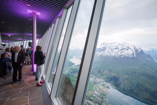 hoven-restaurant-at-1011.jpg