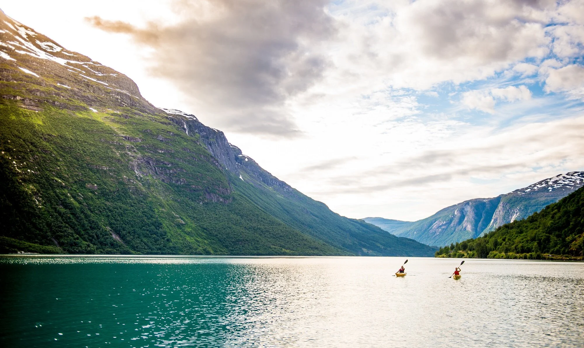 Kjakk på Lovatnet. Foto: Sverre Hjørnevik/Fjord Norge