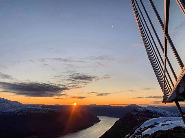 Good night 💛 #sunset #Loenskylift #Loen #visitnorway #Fjordnorway #fjord #Norway #skogstadsport