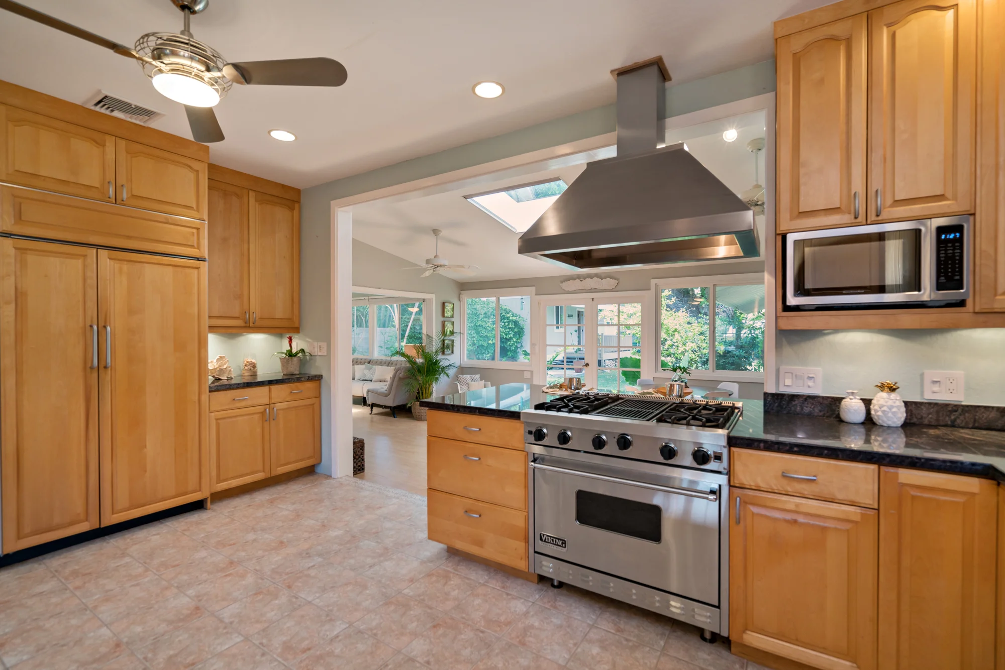 08 kitchen.jpg