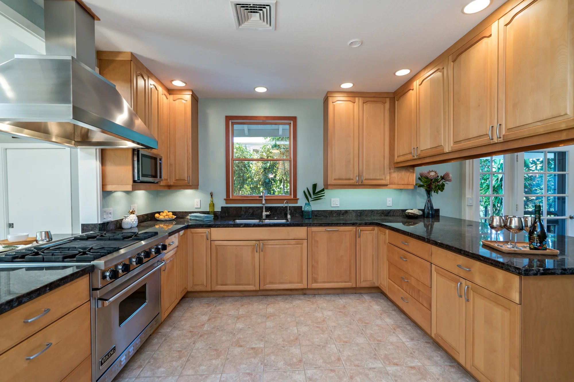 07 kitchen.jpg