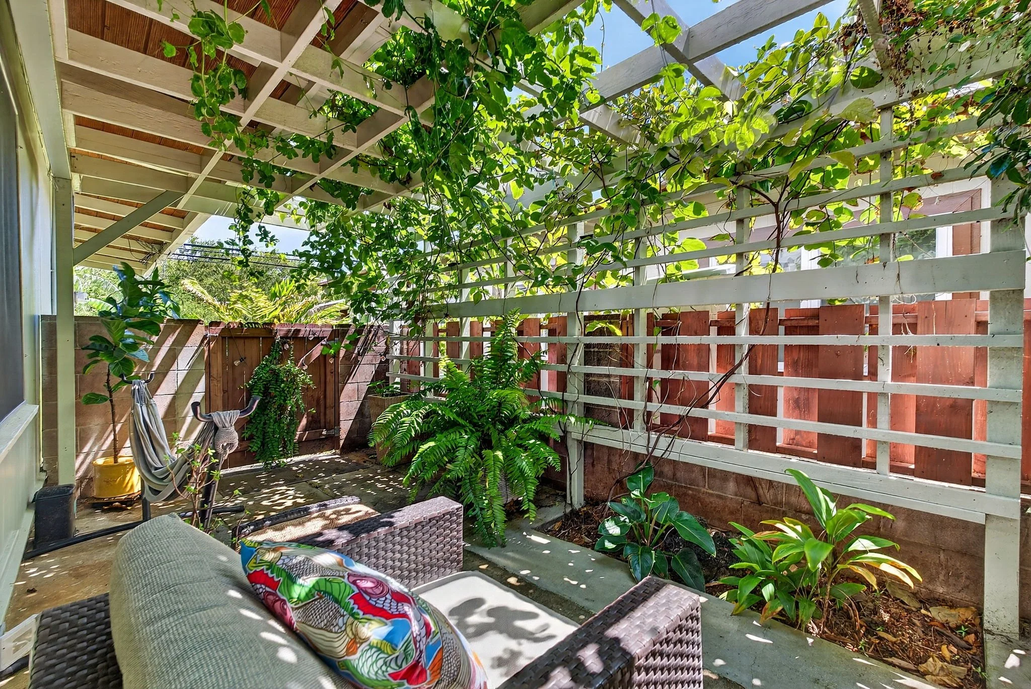 41-web-or-mls-Styron Photo 41-1644 Kalanianaʻole Hwy-7007.jpg
