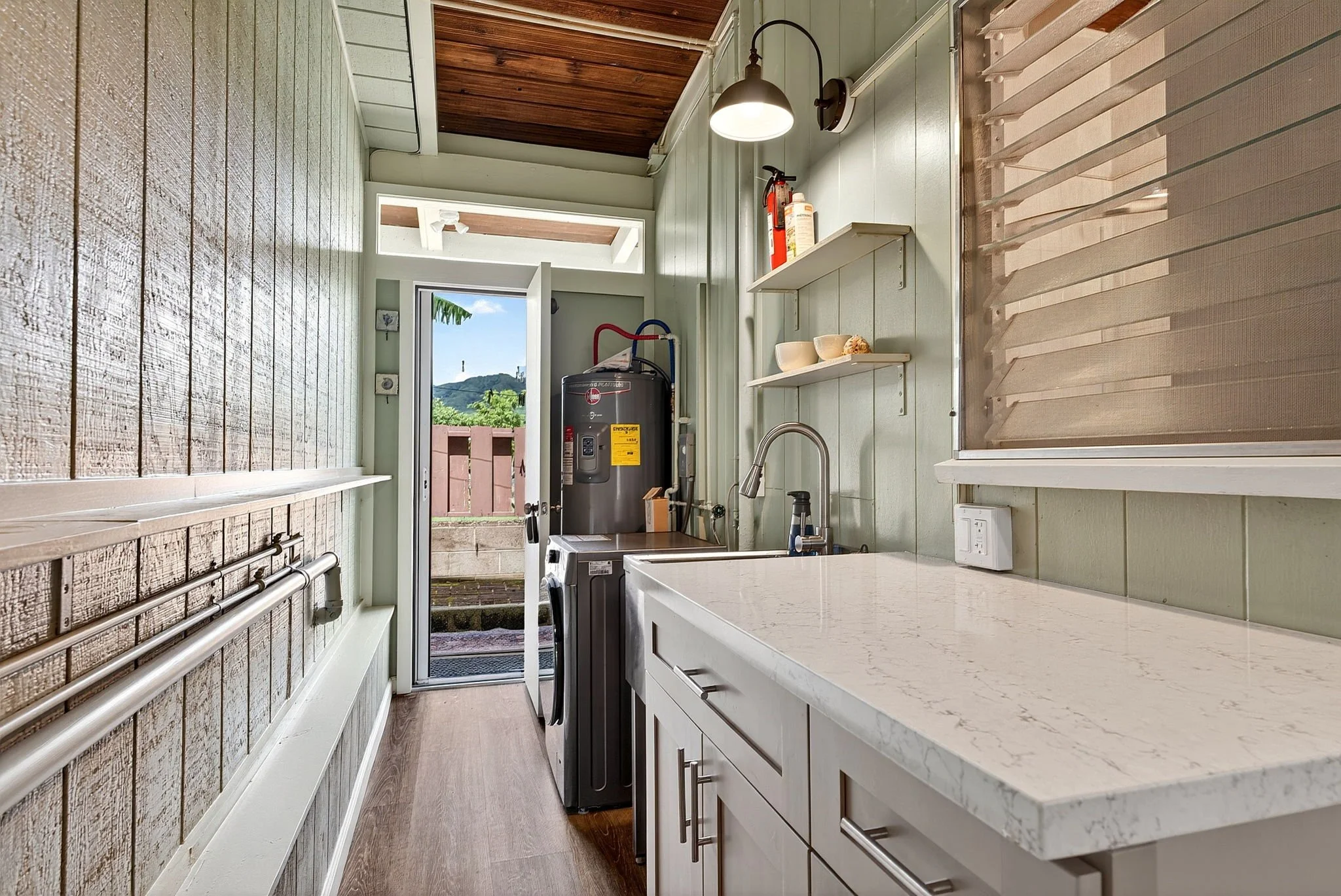 43-web-or-mls-Styron Photo 41-1644 Kalanianaʻole Hwy-7013.jpg