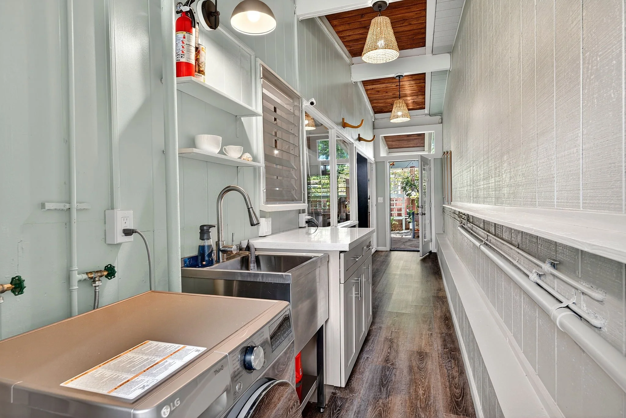 44-web-or-mls-Styron Photo 41-1644 Kalanianaʻole Hwy-7017.jpg