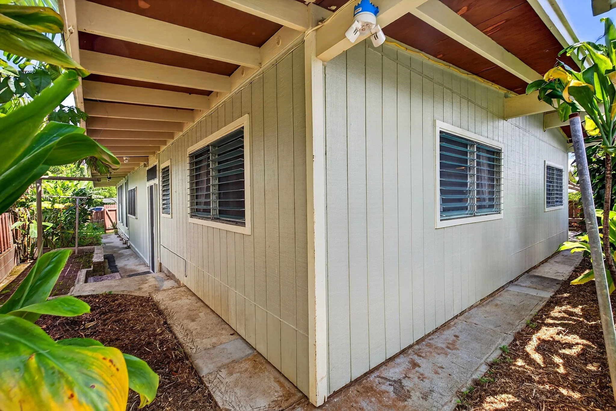 57-web-or-mls-Styron Photo 41-1644 Kalanianaʻole Hwy-7078.jpg