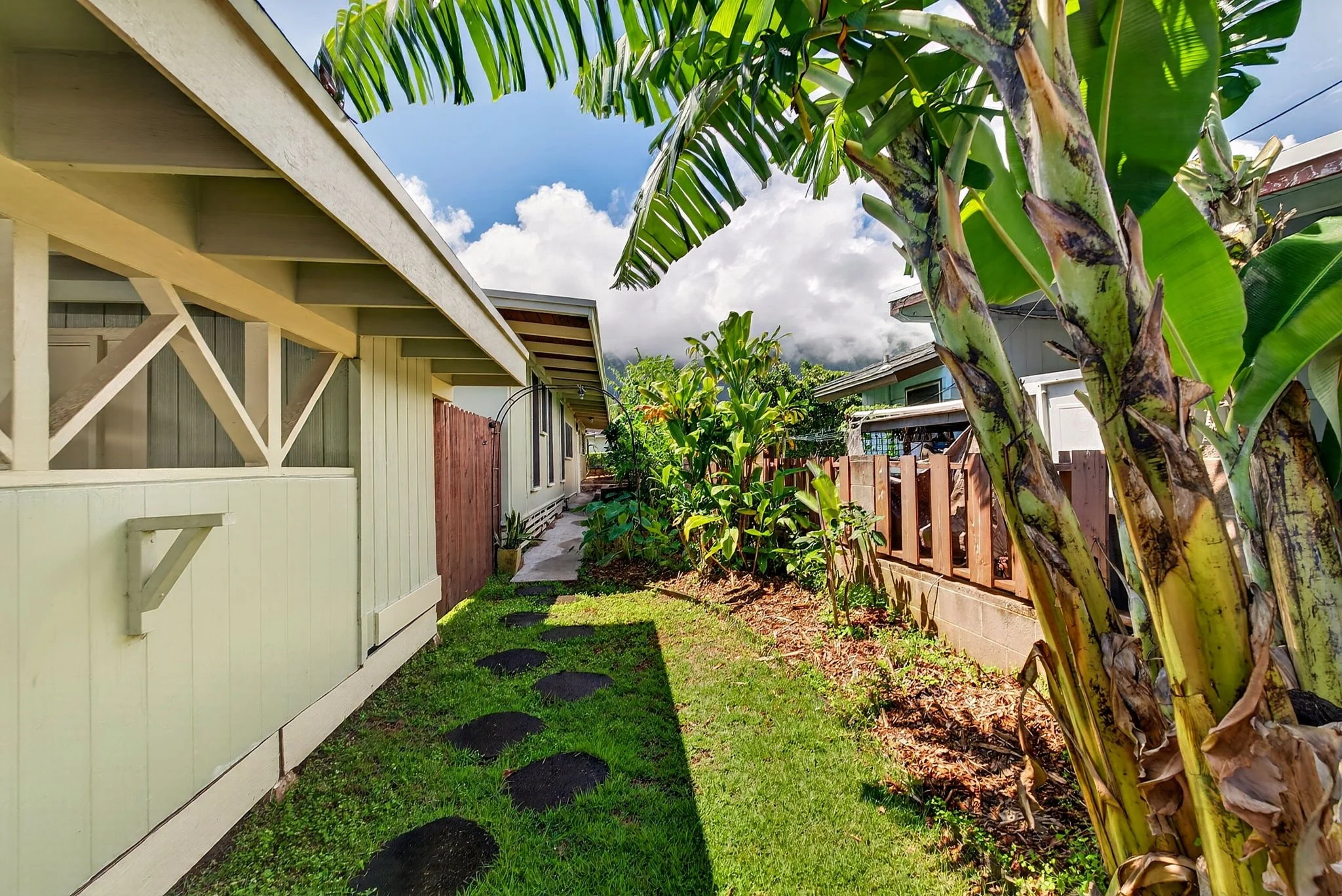58-web-or-mls-Styron Photo 41-1644 Kalanianaʻole Hwy-7081.jpg