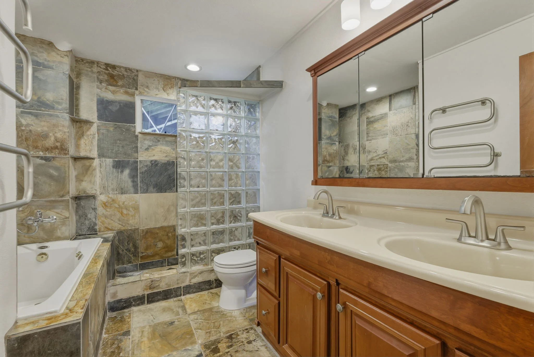 17-web-or-mls-Styron Photo 4142 Round Top Dr-2333.jpg