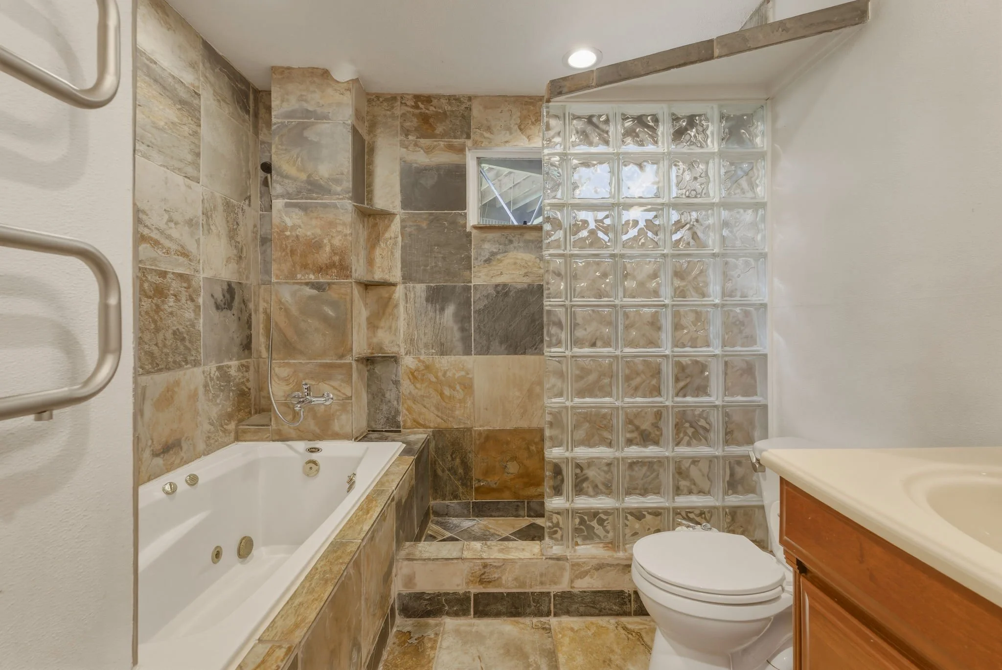 18-web-or-mls-Styron Photo 4142 Round Top Dr-2338.jpg