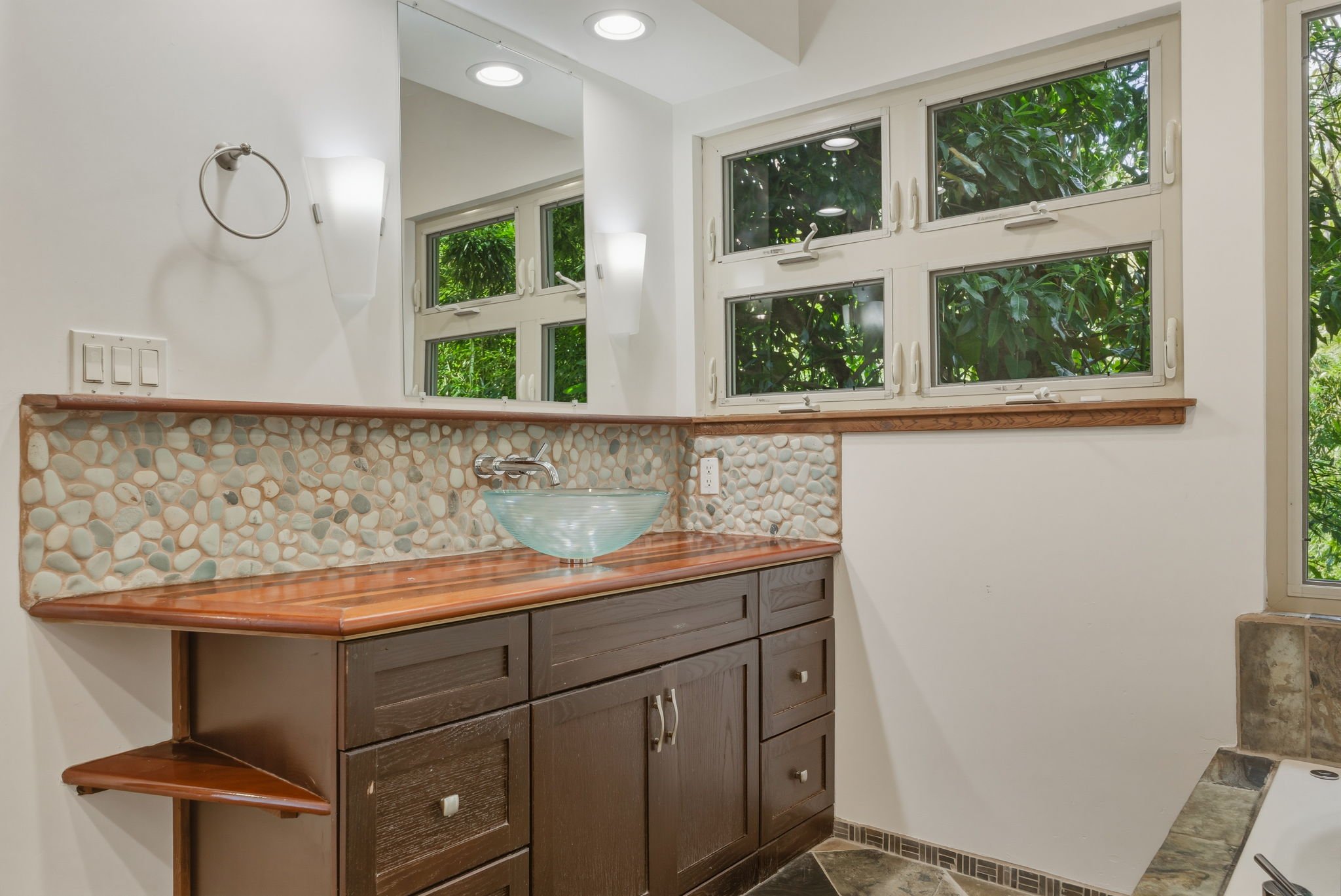 32-web-or-mls-Styron Photo 4142 Round Top Dr-2408.jpg