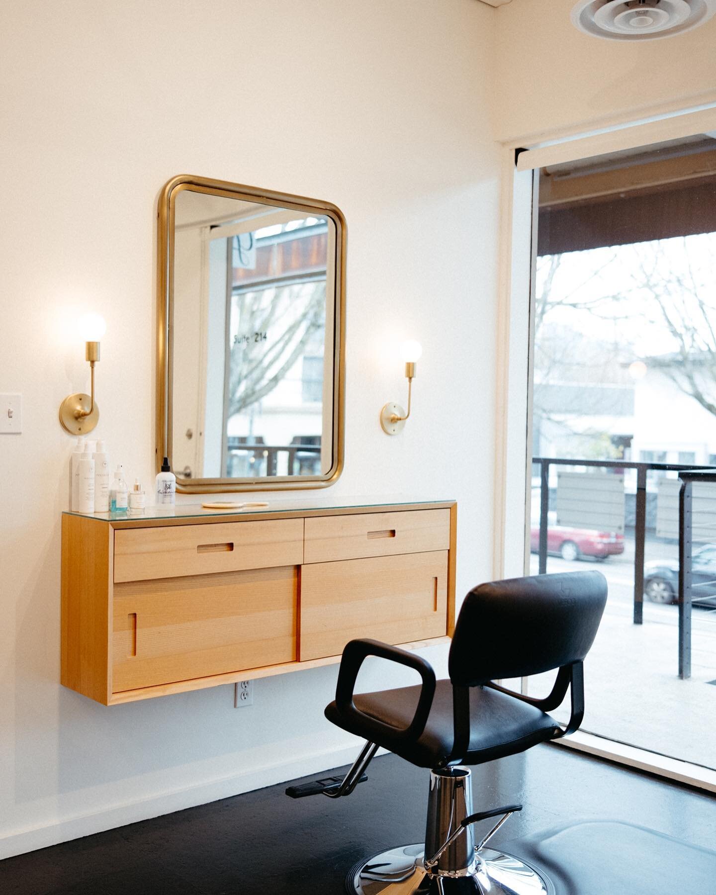 ⁣
Attention Hairdressers! ⁣
We are looking for a stylist who wants to rent a chair at Gamine⬇️⁣
⁣
What we offer:⁣
- Part time schedule with flexibility⁣
- Relaxing, clean thoughtfully designed environment⁣
- Studio suite vibe without the responsibili