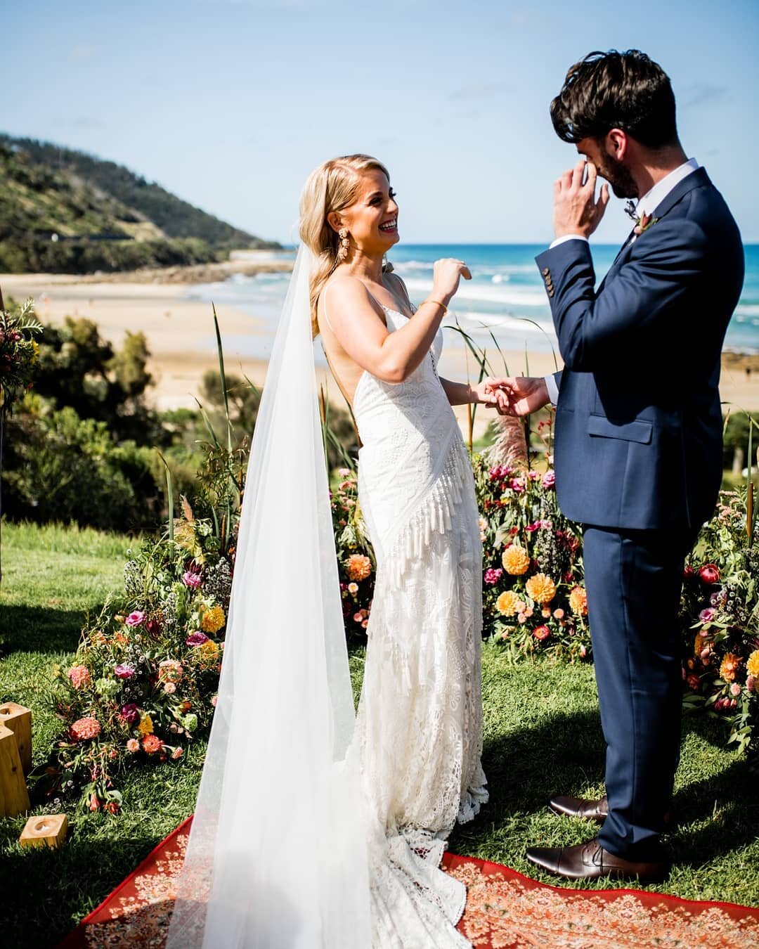 Today's sunshine is bringing back memories from this perfect day. 

Photo: @nicstephensphotography 
Florals: @earthflowerapollobay 
Couple: @hannnnnnn and Andy