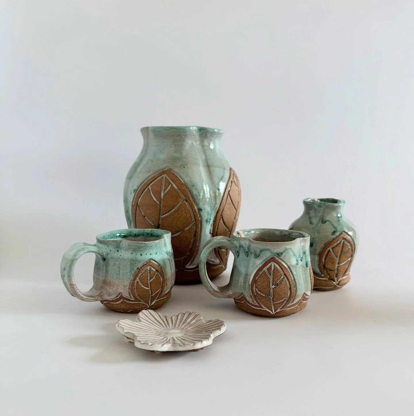 I dropped off a little collection of pots at @harrisonbrothershardware this week!  They have a lots of local artwork, so go check them out! 
I loved seeing all the sweet old details like these nail bins under the counter. Some of my earliest memories