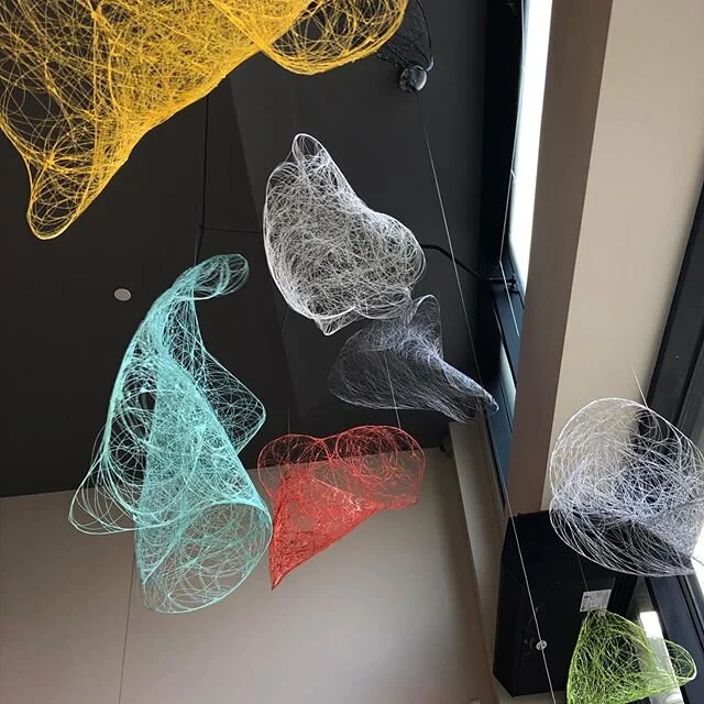The wavy form of these wire panels is achieved by the powdercoating process.