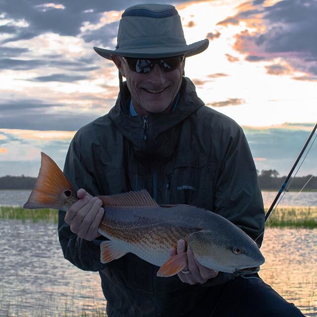 Long time client Paul with a buzzer beater on Friday night. Excellent fishing with all the storms around.
@gloomisfly 
@fishgloomis 
@hellsbayboatworks 
@planofishing 
#hellsbayprofessional #redfish #spottail #floodtide #flyfishing #saltwaterflyfishi