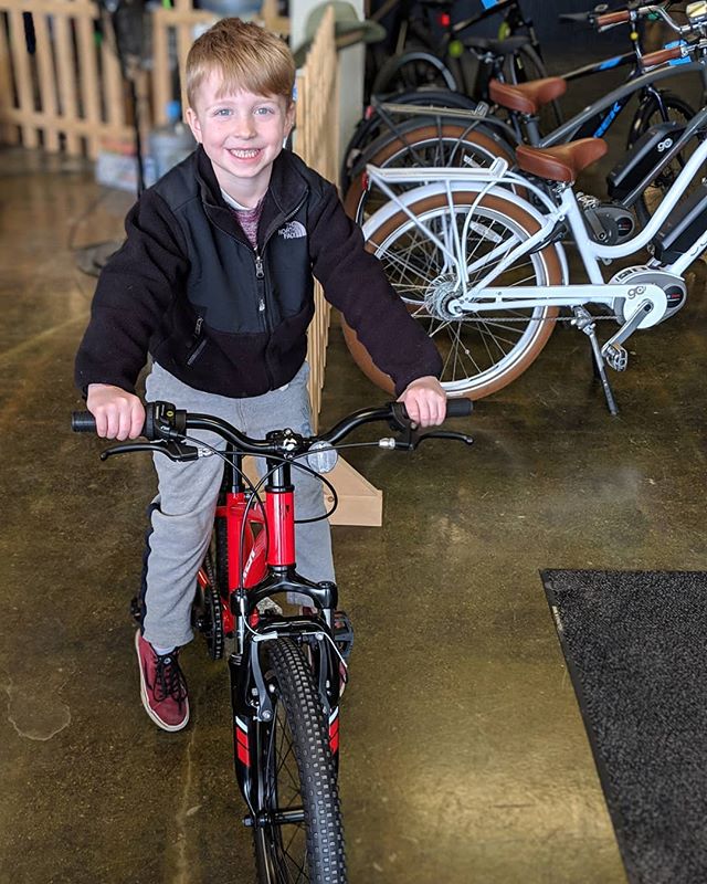 New bike day! Rocking the @trekbikes Precaliber 6 speed 20" kids bike!
.
.
#shred #kidsbike #trekbikes #precaliber #timetoride